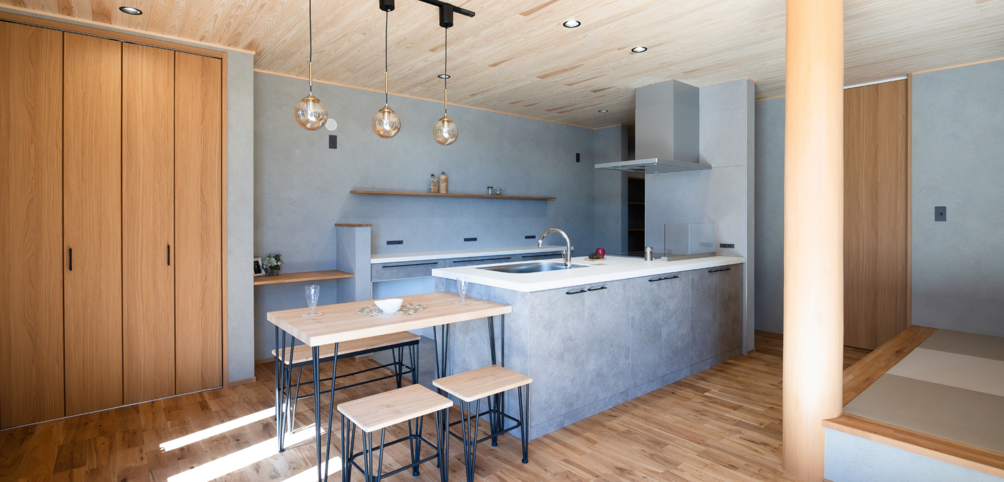 天然木の温かみとグレーの上質感が心地良く溶け合う素敵な住まい