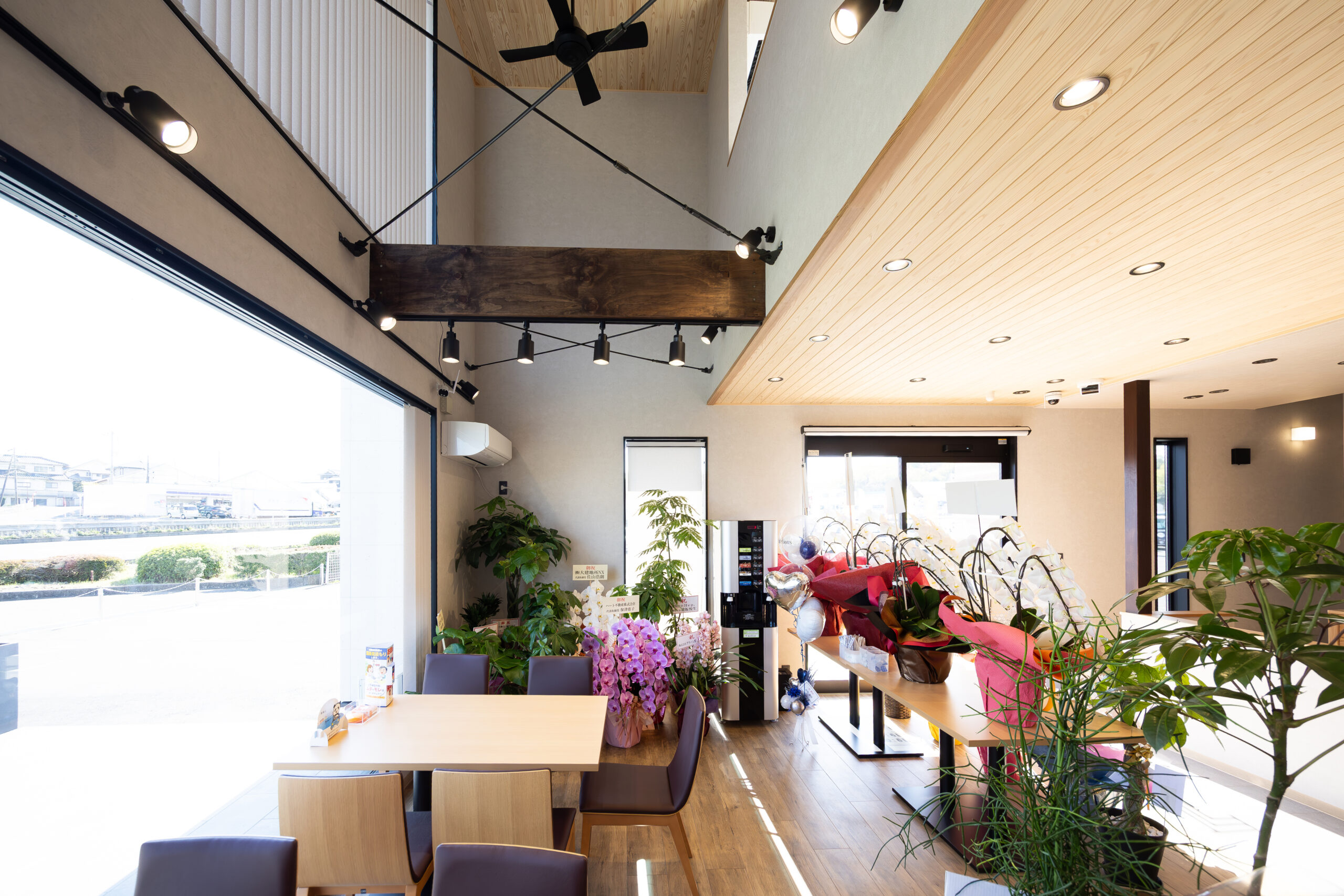 お花に囲まれたカーショップ♪